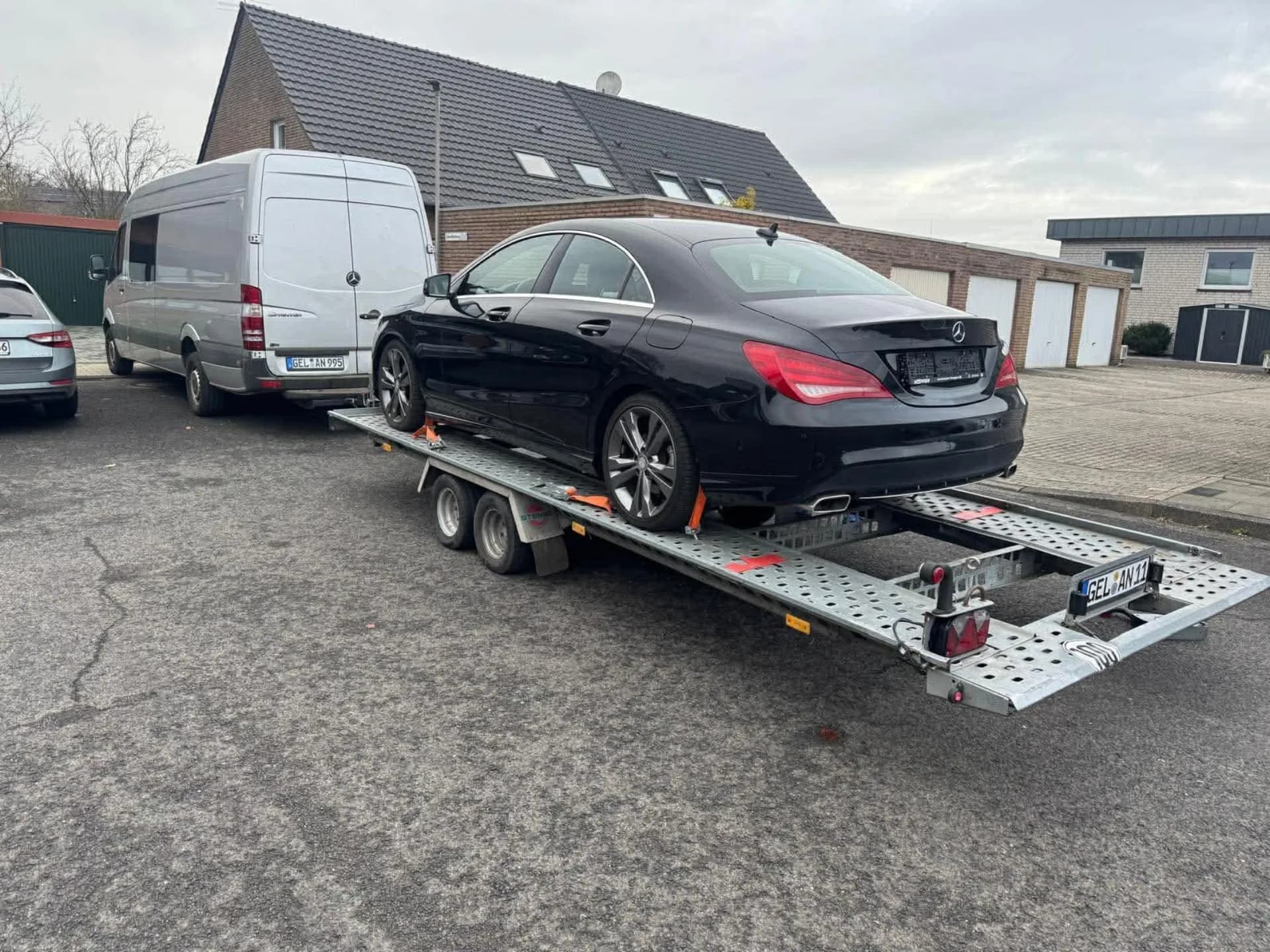 Fahrzeugüberführung auf Autotransporter – Alin & Neli Geldern
