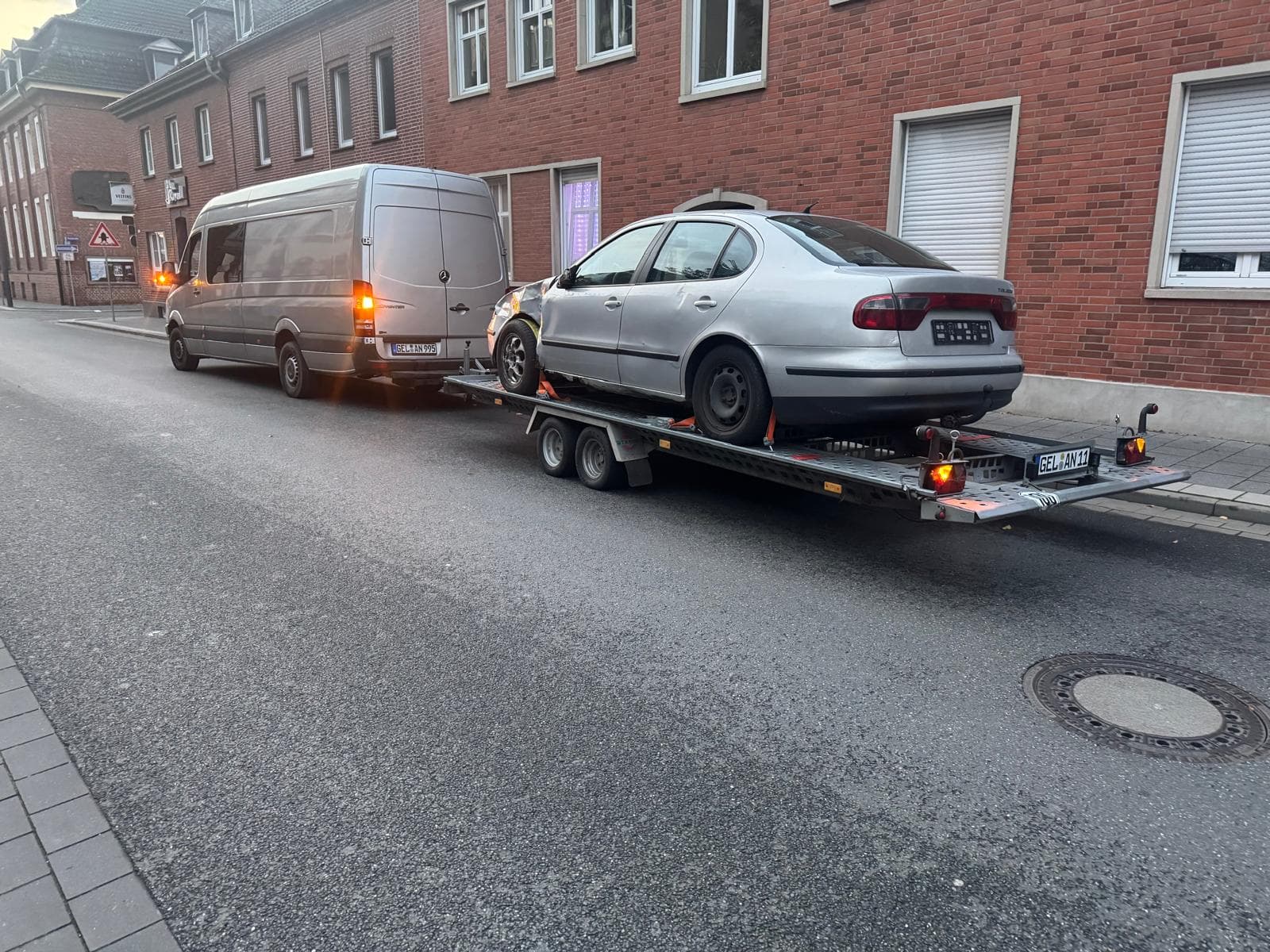 Abschleppdienst in der Stadt – Alin & Neli Geldern