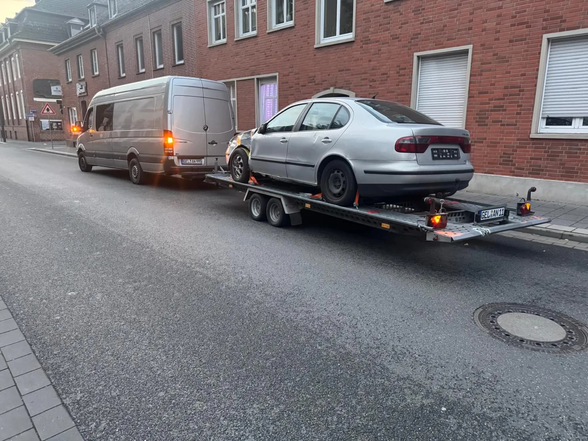 Abschleppdienst in der Stadt – Alin & Neli Geldern