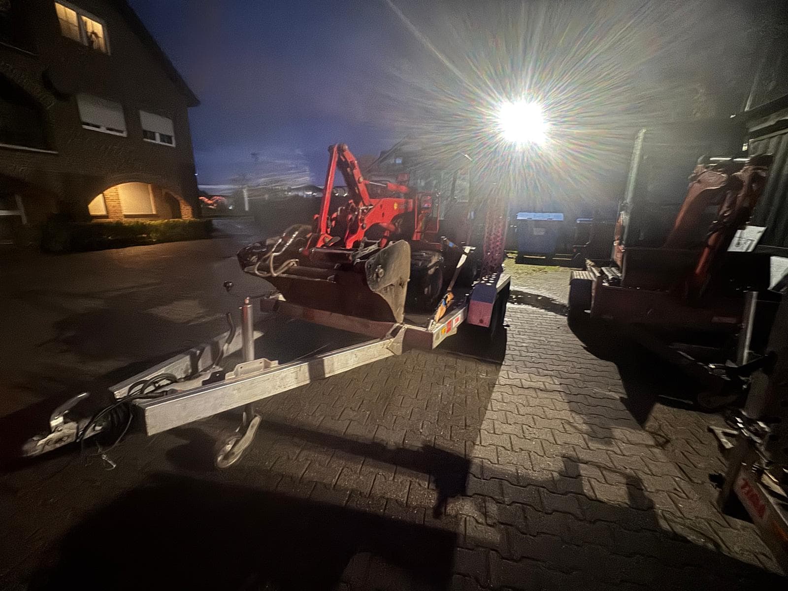 Baggertransport nachts – Alin & Neli