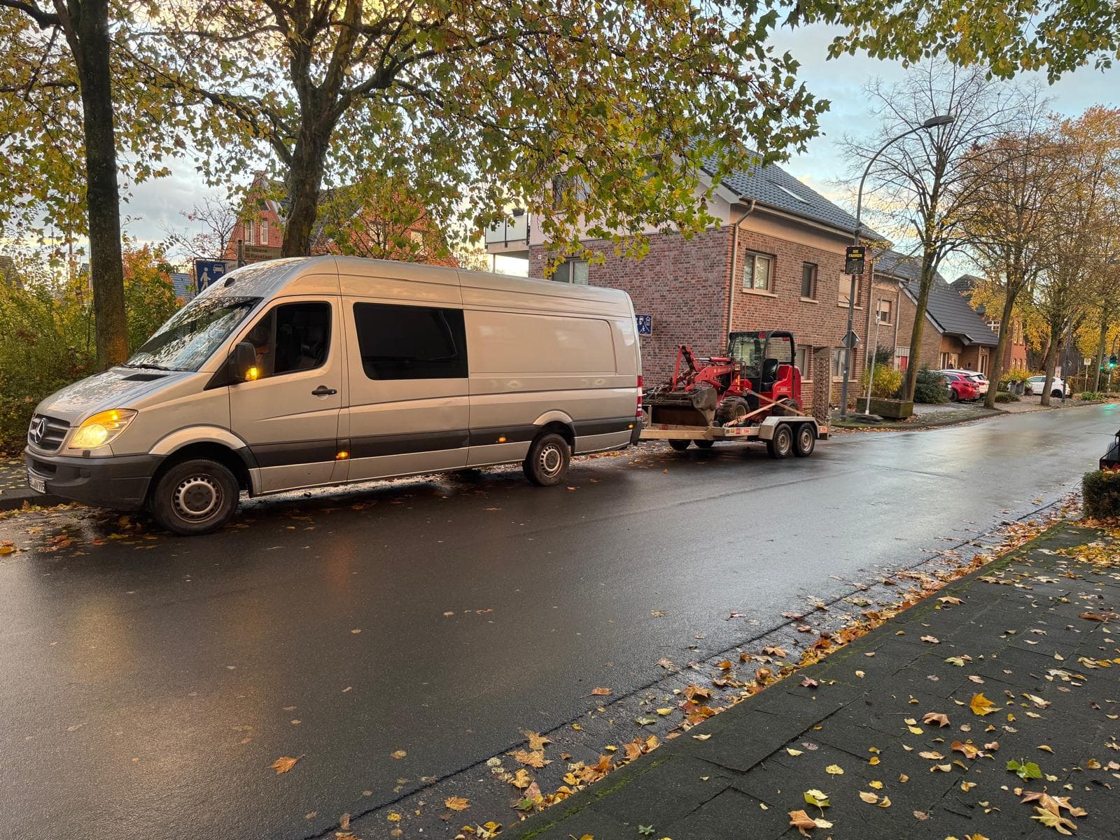 Minibagger-Transport auf Anhänger – Geldern