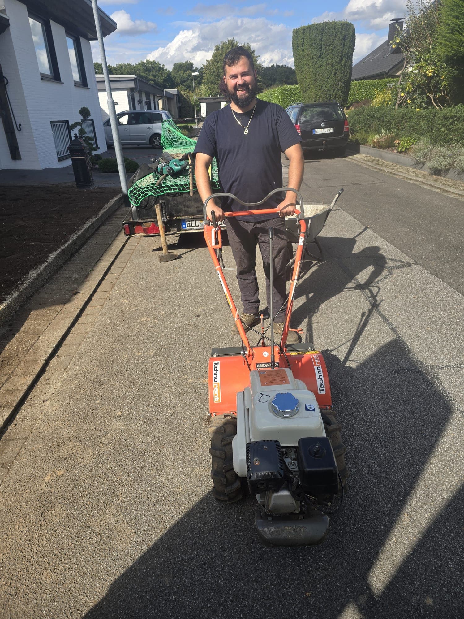 Alin bei der Gartenarbeit
