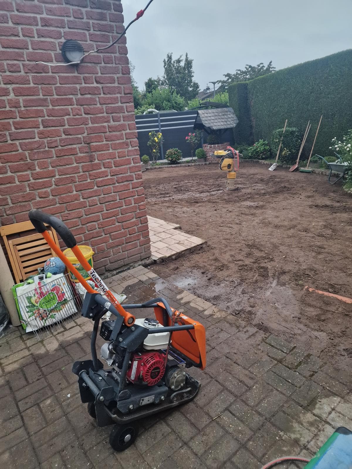 Hintergarten vorher – nackter Boden wird vorbereitet