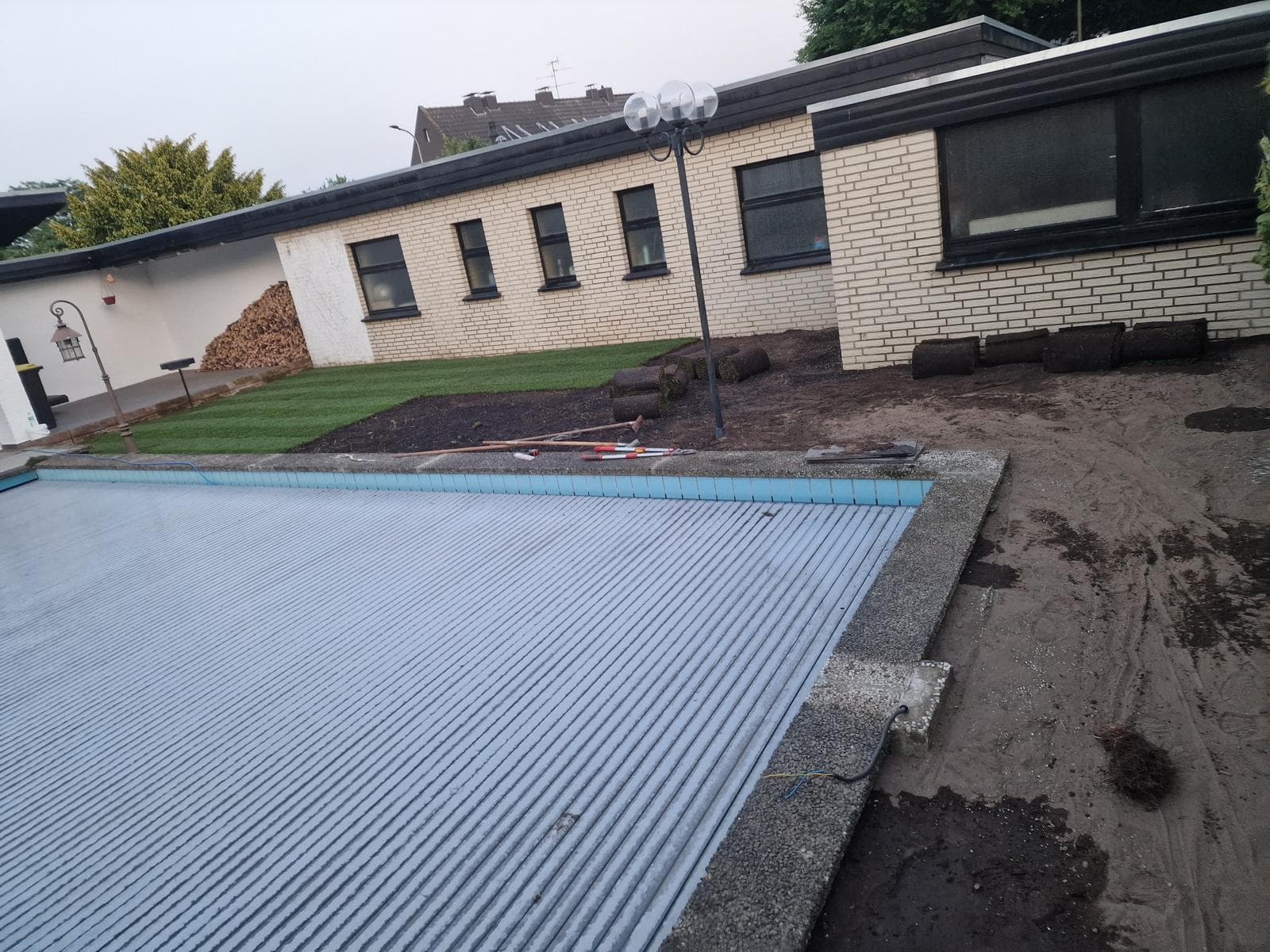 Pool-Garten vorher – Rollrasen wird verlegt